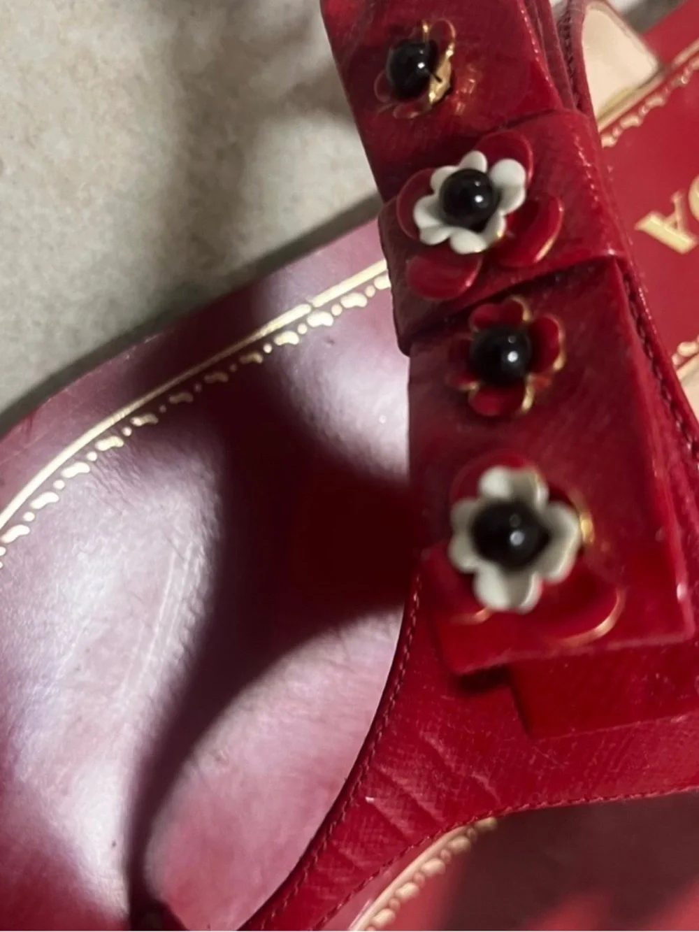 Prada Red Leather Bow Thong Sandals with Gold Logo - Picture 5 of 6